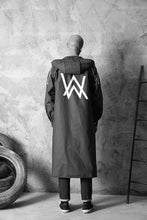 Load image into Gallery viewer, JPZYLFKZL Eva elegante negro adulto impermeable Alan Walker patrón de los hombres al aire libre estilo largo poncho para senderismo Medio ambiente capa de lluvia
